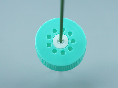 管蓋穿刺口帶十字形切口設計，可反復閉合，無需開蓋取樣、加液，降低污染風險